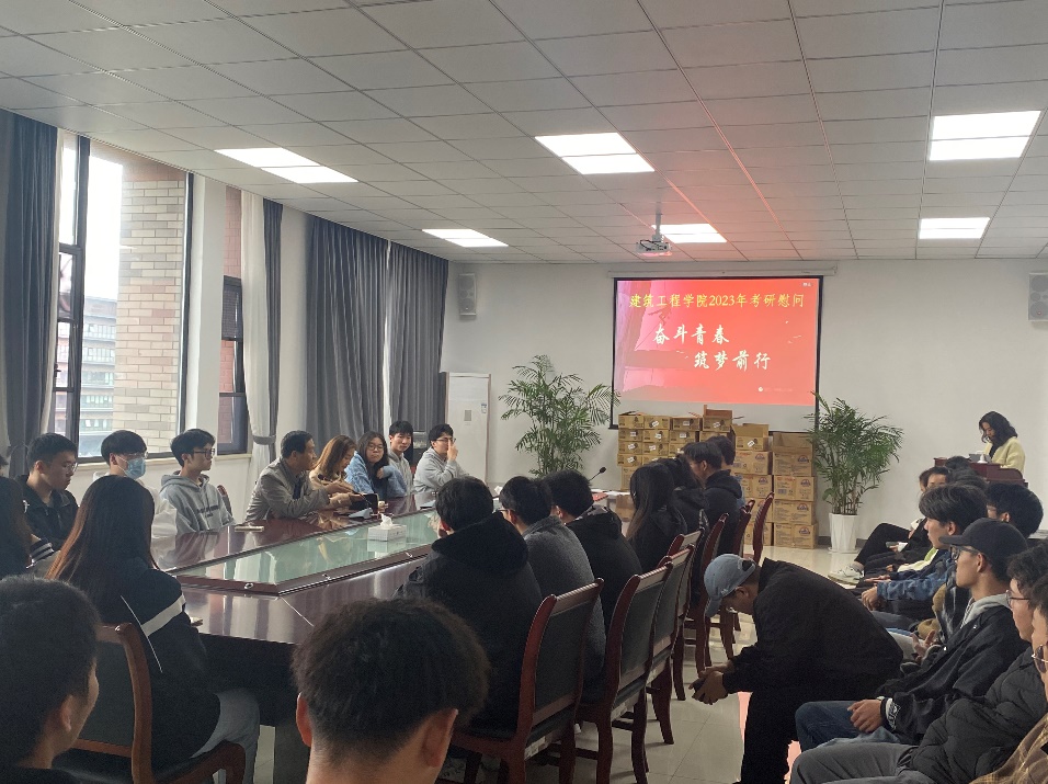 会议室里的人们描述已自动生成 会议室里的人们描述已自动生成